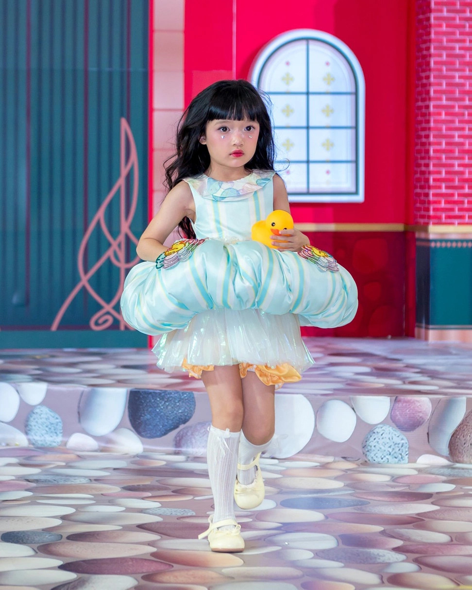 Con gái Trường Giang và Nhã Phương mới 6 tuổi đã khoe tài catwalk chuyên nghiệp - Ảnh 2.
