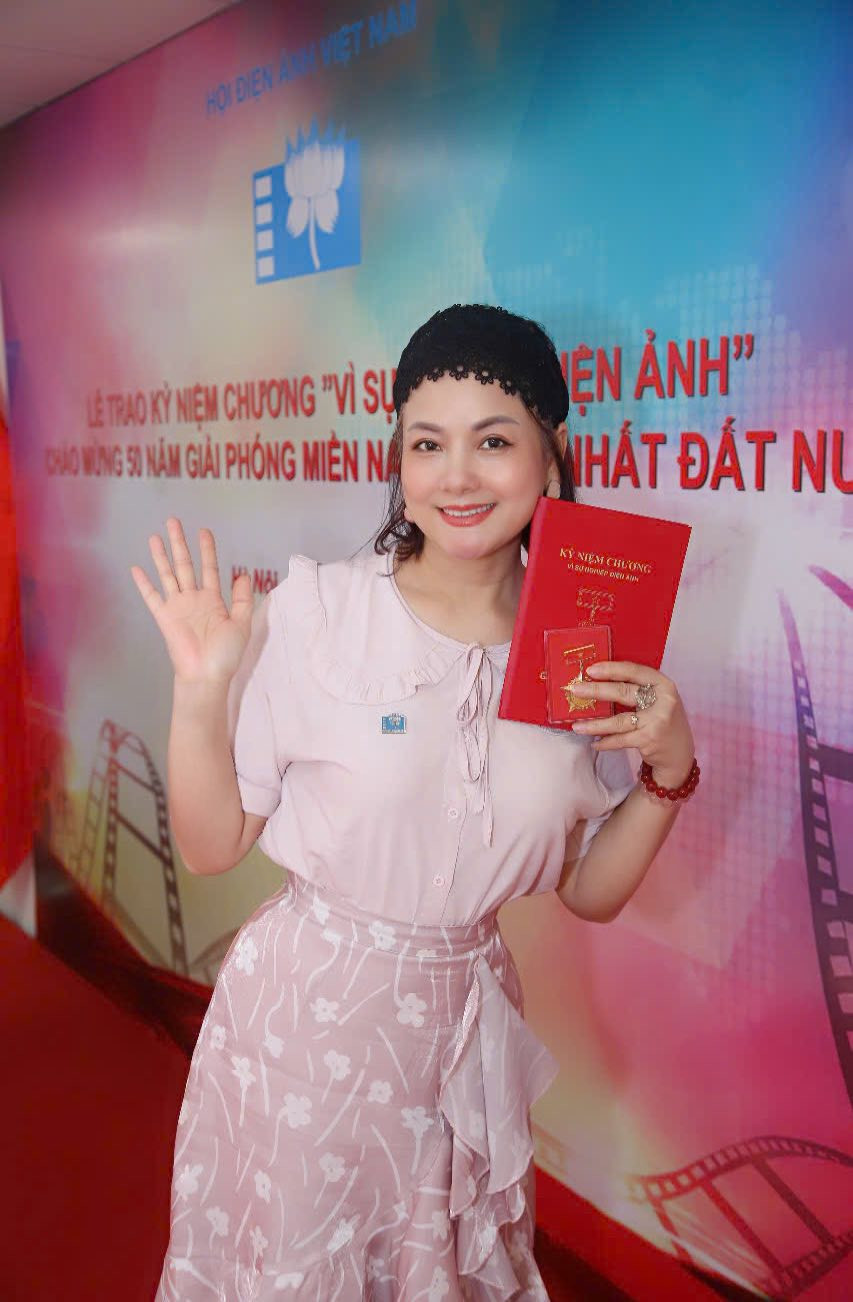 Nữ NSND mang quân hàm Đại tá vừa đón nhận kỉ niệm chương vì sự nghiệp điện ảnh là ai?- Ảnh 2.
