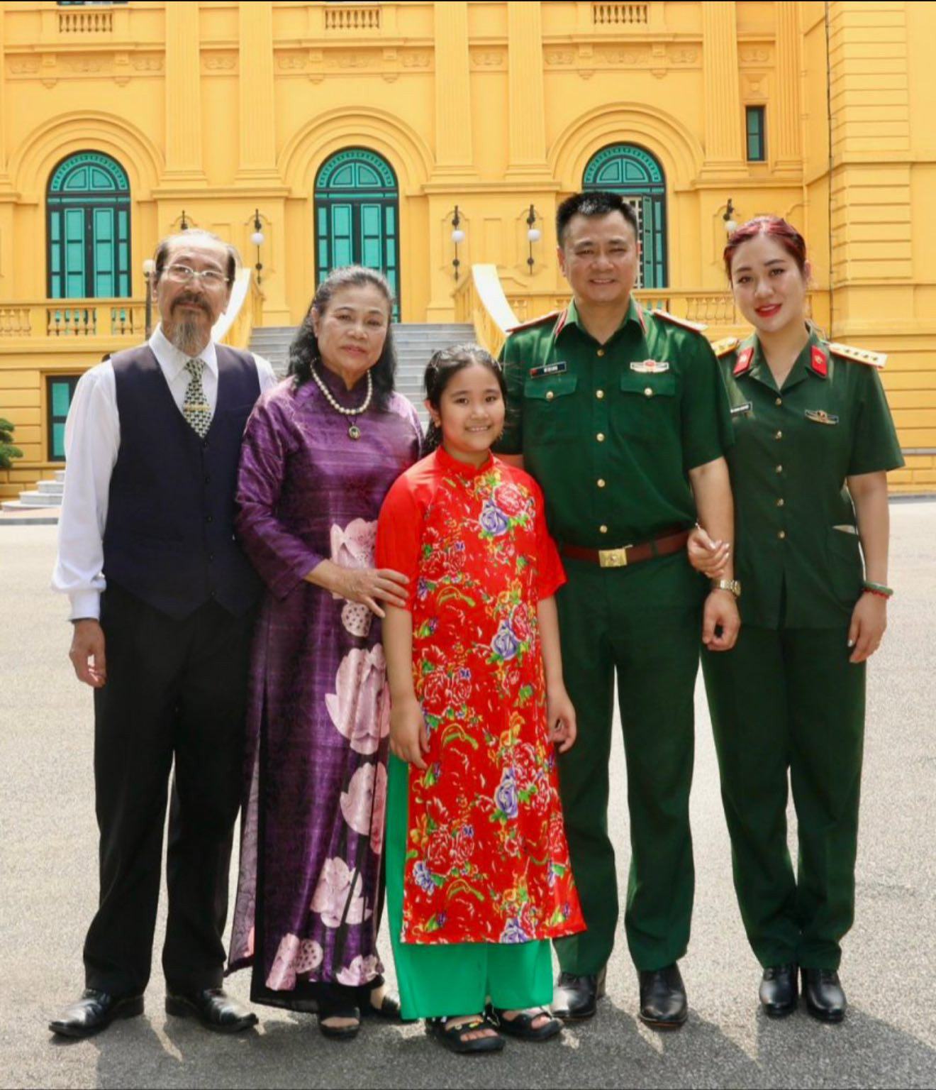 Gia đình NSND nổi tiếng cả vợ lẫn chồng đều tự hào được khoác màu áo lính - Ảnh 6.