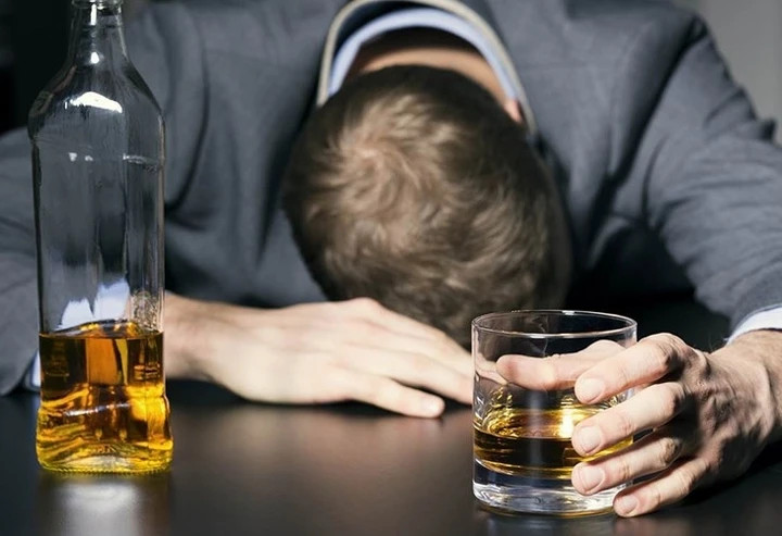 Ngộ độc rượu cũng gây ra các phản ứng về tiêu hóa như chướng bụng, đau bụng, không tiêu. (Ảnh minh hoạ)