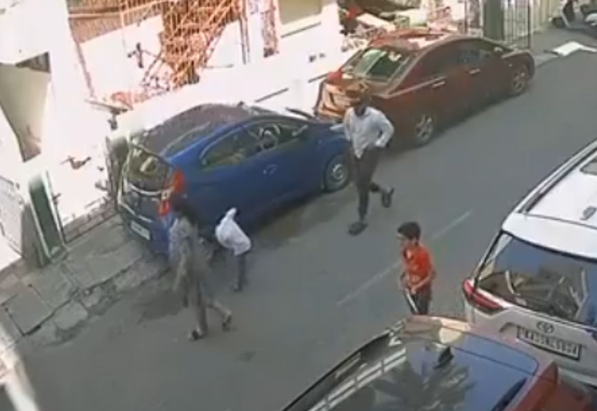 Người đàn ông vô cớ đá gục bé trai trên phố rồi bỏ đi- Ảnh 1.