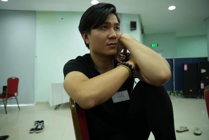 Chia sẻ lại hành trình chống chọi với bệnh tật, Lê Hải từng cho biết: “Quãng thời gian đó đối với tôi dài hơn bất cứ thứ gì từng trải qua. Ngày trở về Hà Nội, mình không thể tự đi lại, phải nhờ tới sự hỗ trợ của xe lăn sân bay”.