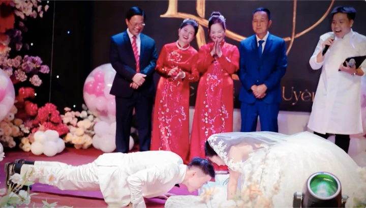 Dân mạng ngợi khen hành động tinh tế của chú rể trong ngày cưới. (Ảnh chụp màn hình)