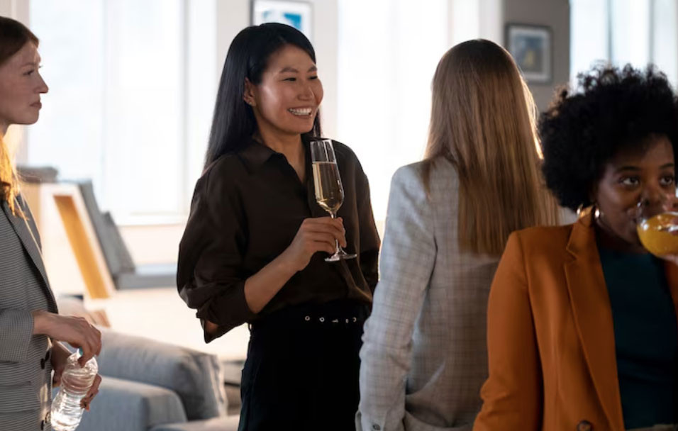 Được sếp giúp đỡ: EQ thấp nói 'cảm ơn' theo bản năng, EQ cao ứng xử tinh tế có tính toán - Ảnh 2.