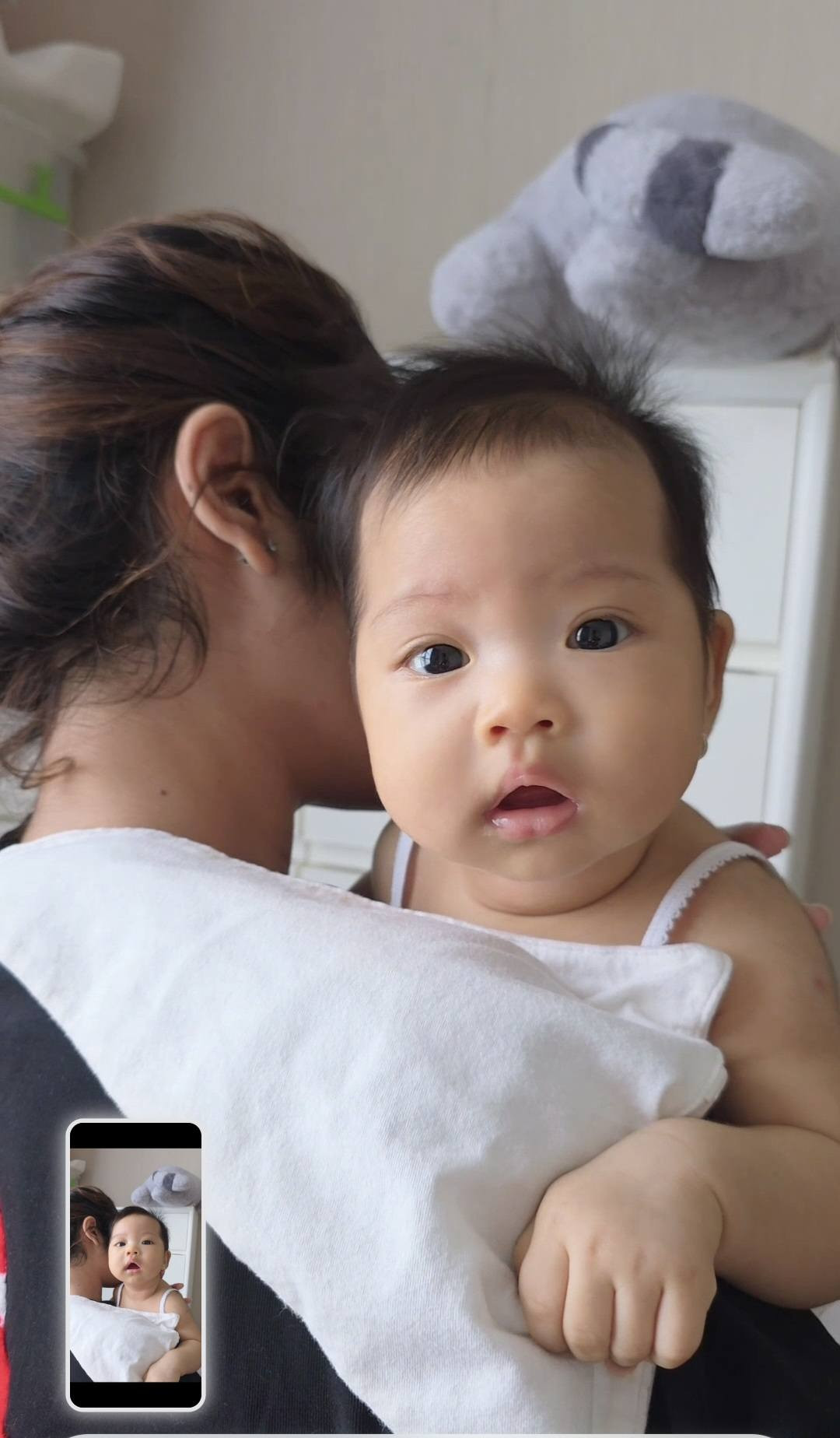 hhen nie gay chu y khi khoe con gai 3 thang tuoi giong me 517a644351ac4dff9baf040a4734bdaf 929.jpg