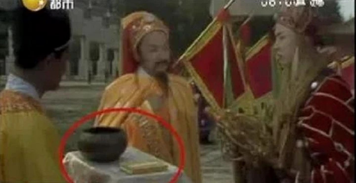 Vua Đường tặng cho Đường Tăng chiếc bát vàng trước khi lên đường thỉnh kinh.