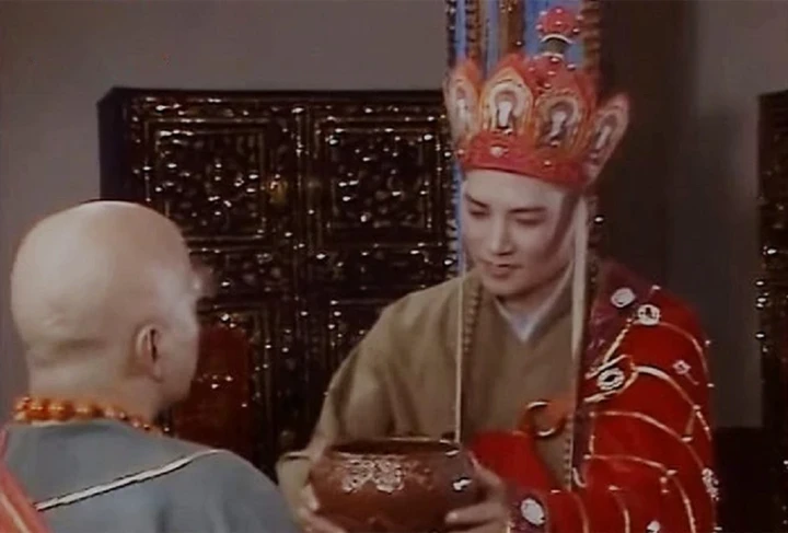 Đường Tăng phải biếu bát vàng mới lấy được chân kinh.