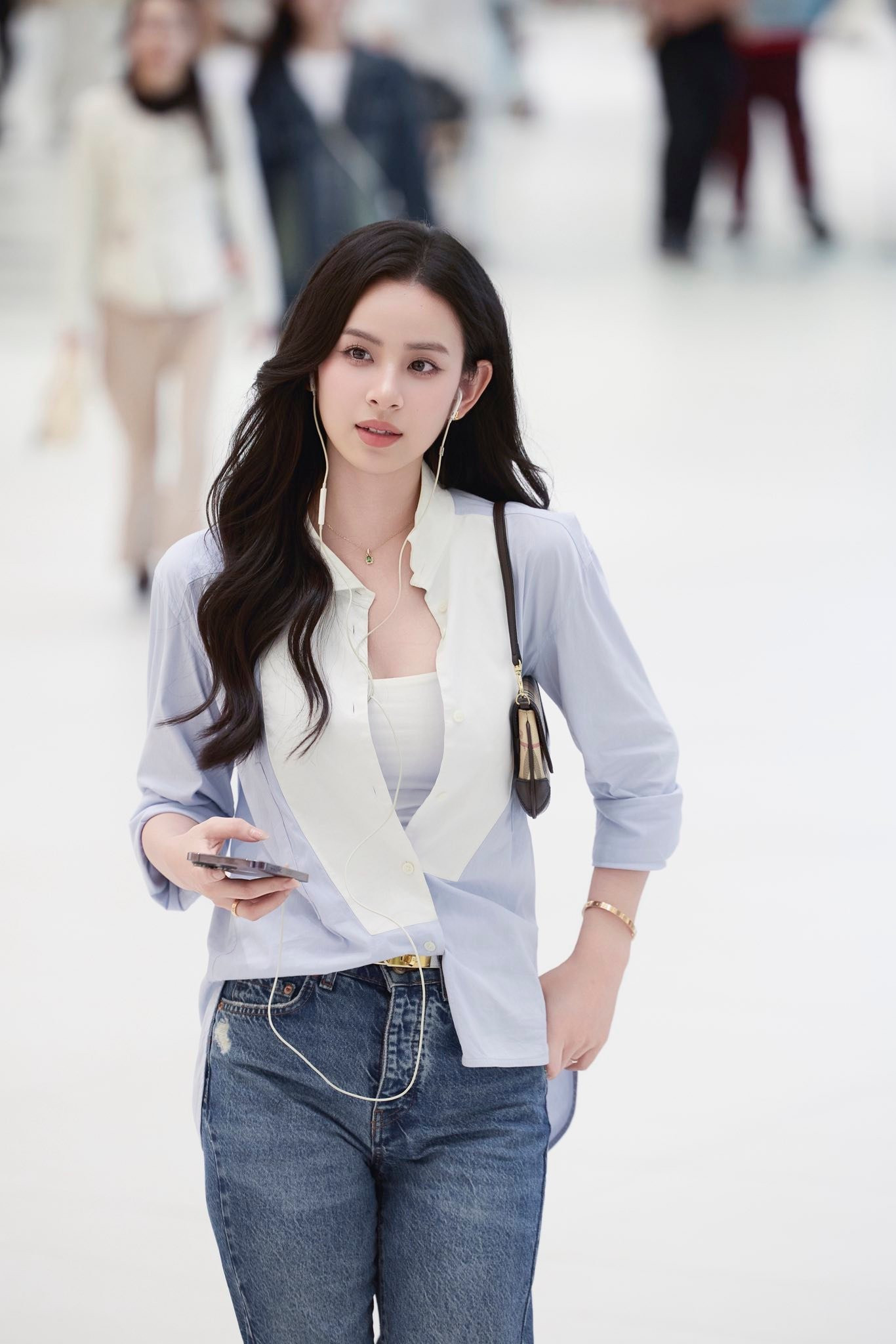 Dâu hào môn Hương Liên thu hút với Phong cách tối giản ' trạm tỷ ' - Ảnh 3.