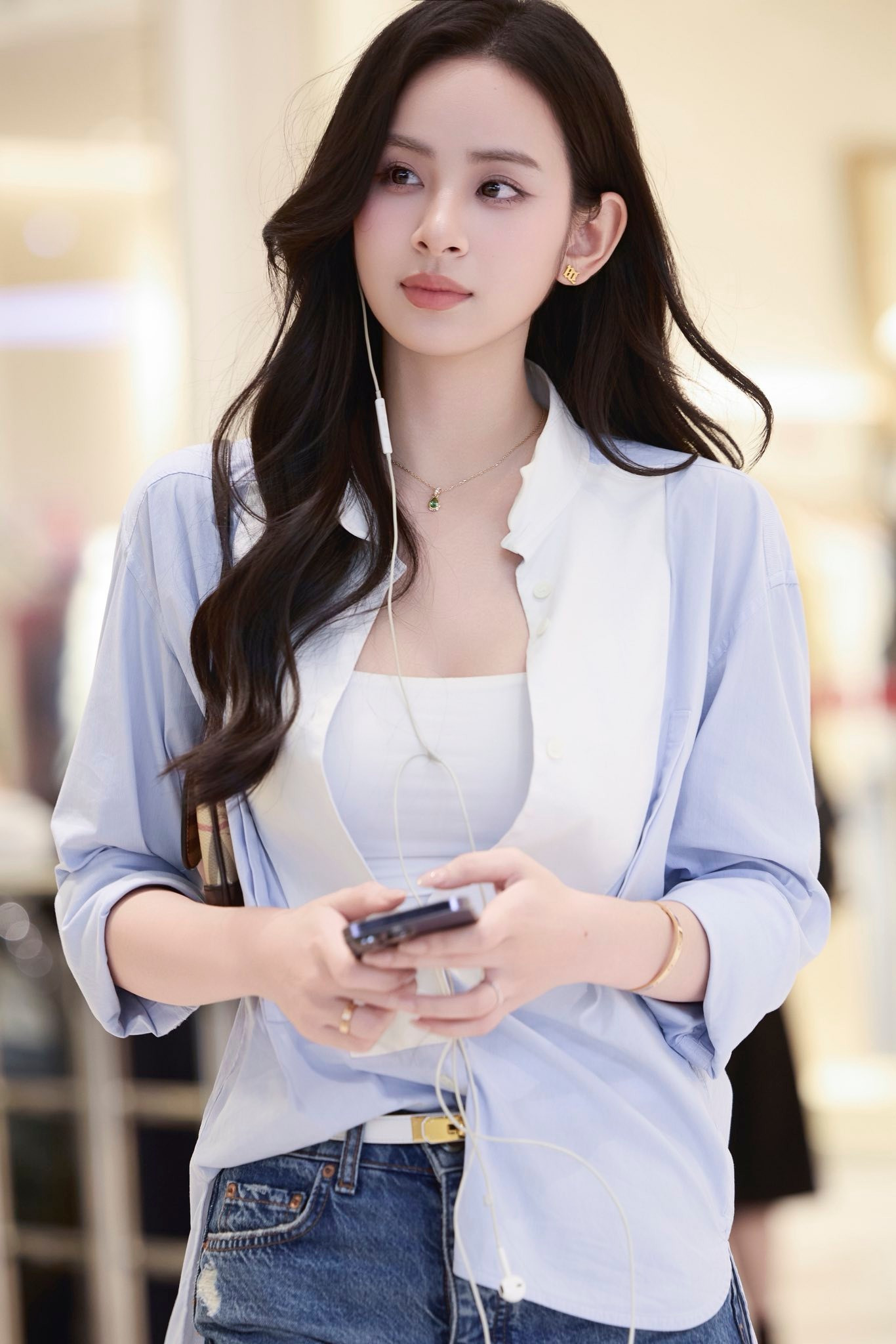 Dâu hào môn Hương Liên thu hút với Phong cách tối giản ' trạm tỷ ' - Ảnh 2.