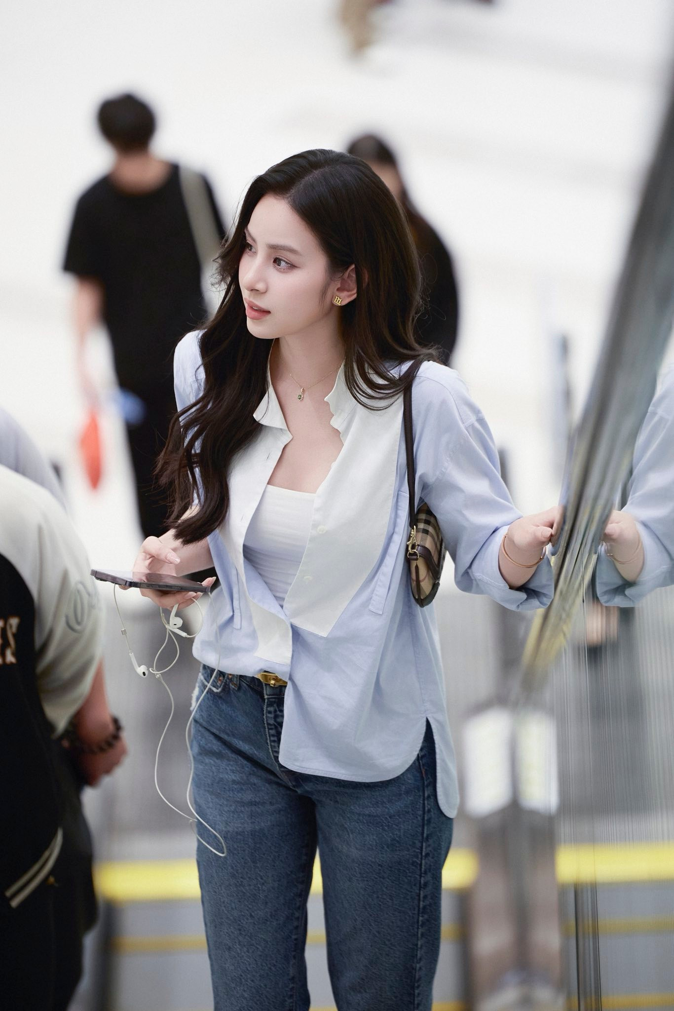 Dâu hào môn Hương Liên thu hút với Phong cách tối giản ' trạm tỷ ' - Ảnh 4.