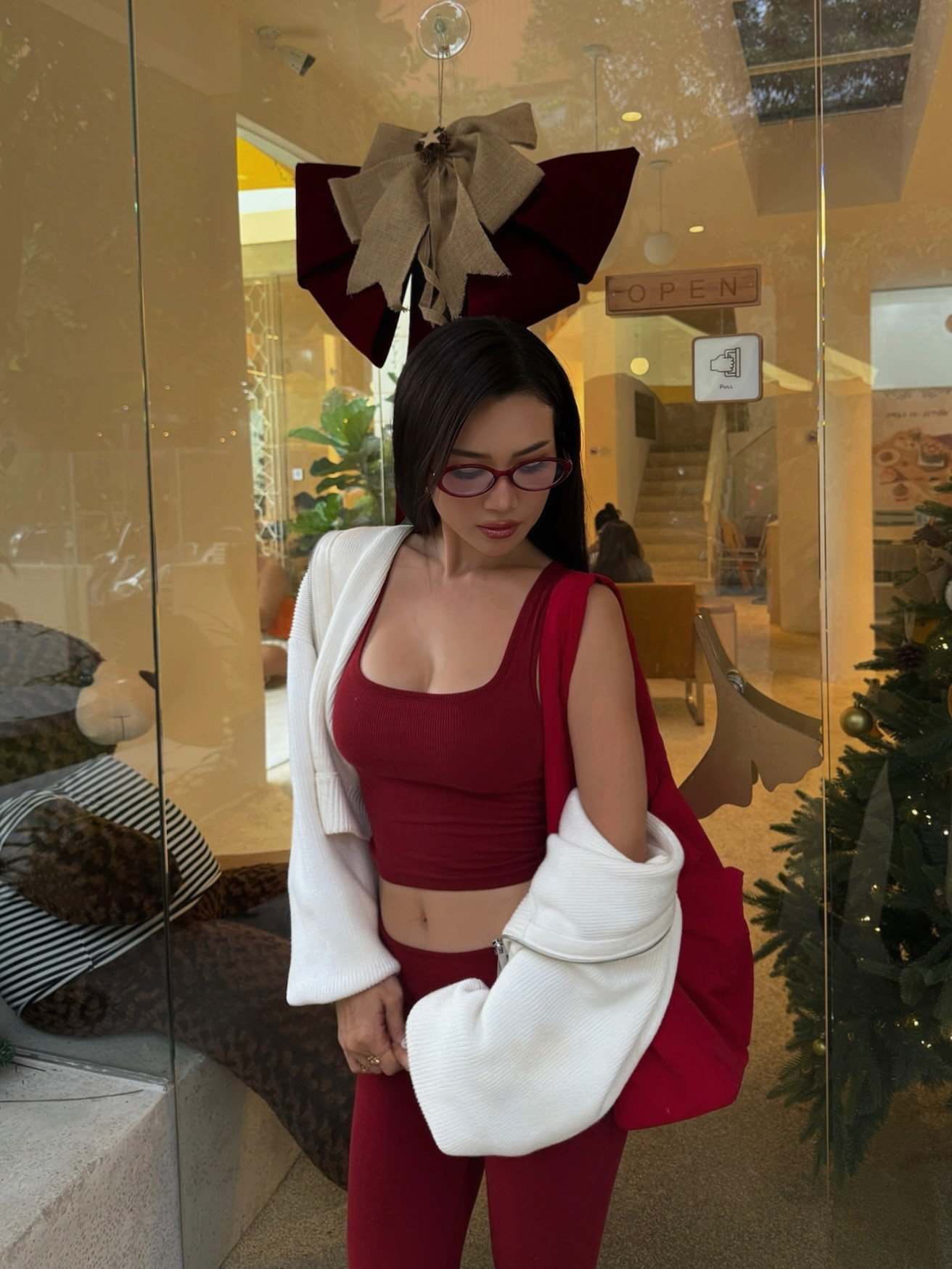 Sĩ Thanh diện đồ bó sát khoe thân hình 'đồng hồ cát' hút mắt khán giả - Ảnh 6.