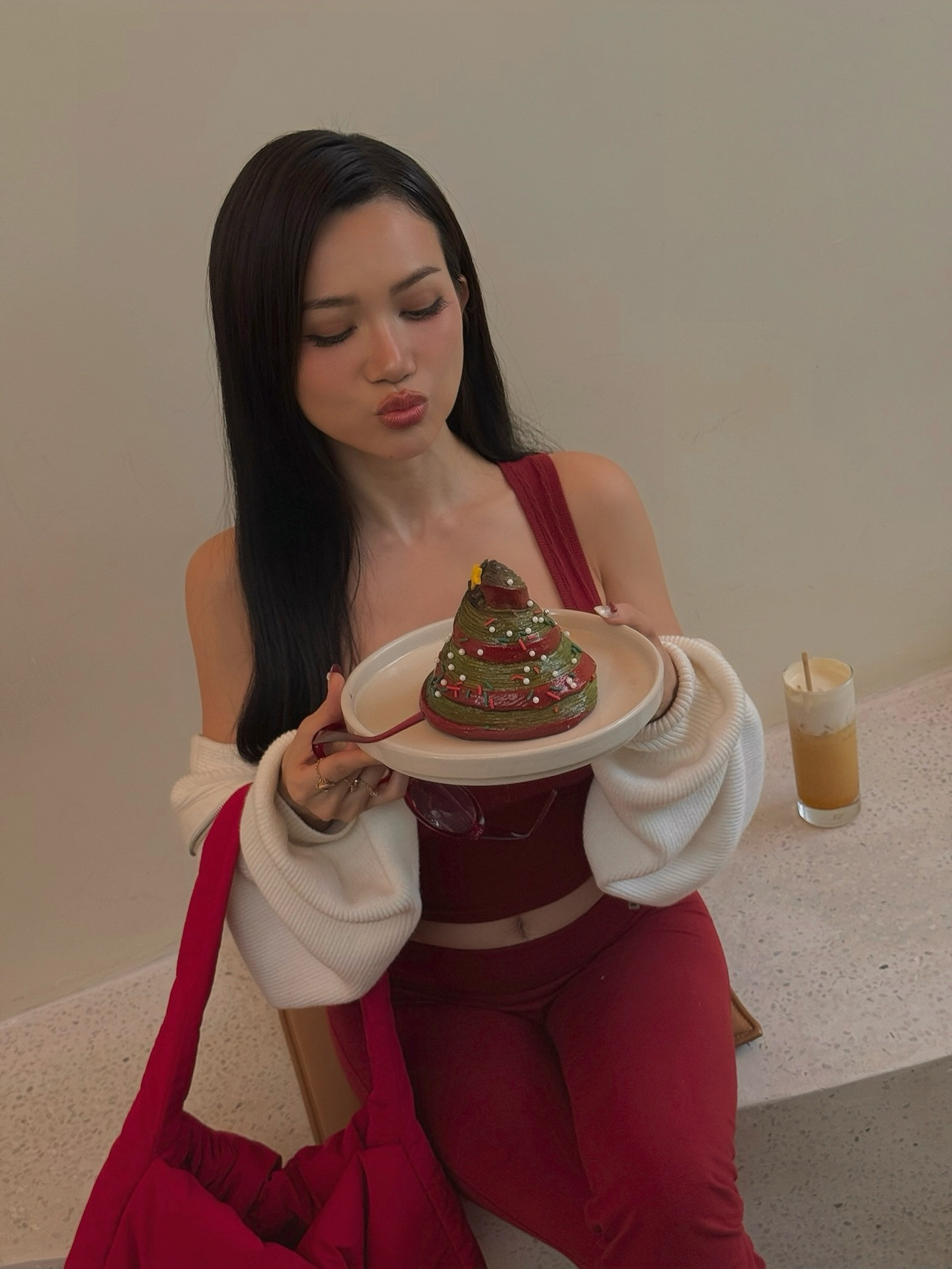 Sĩ Thanh diện đồ bó sát khoe thân hình 'đồng hồ cát' hút mắt khán giả - Ảnh 5.