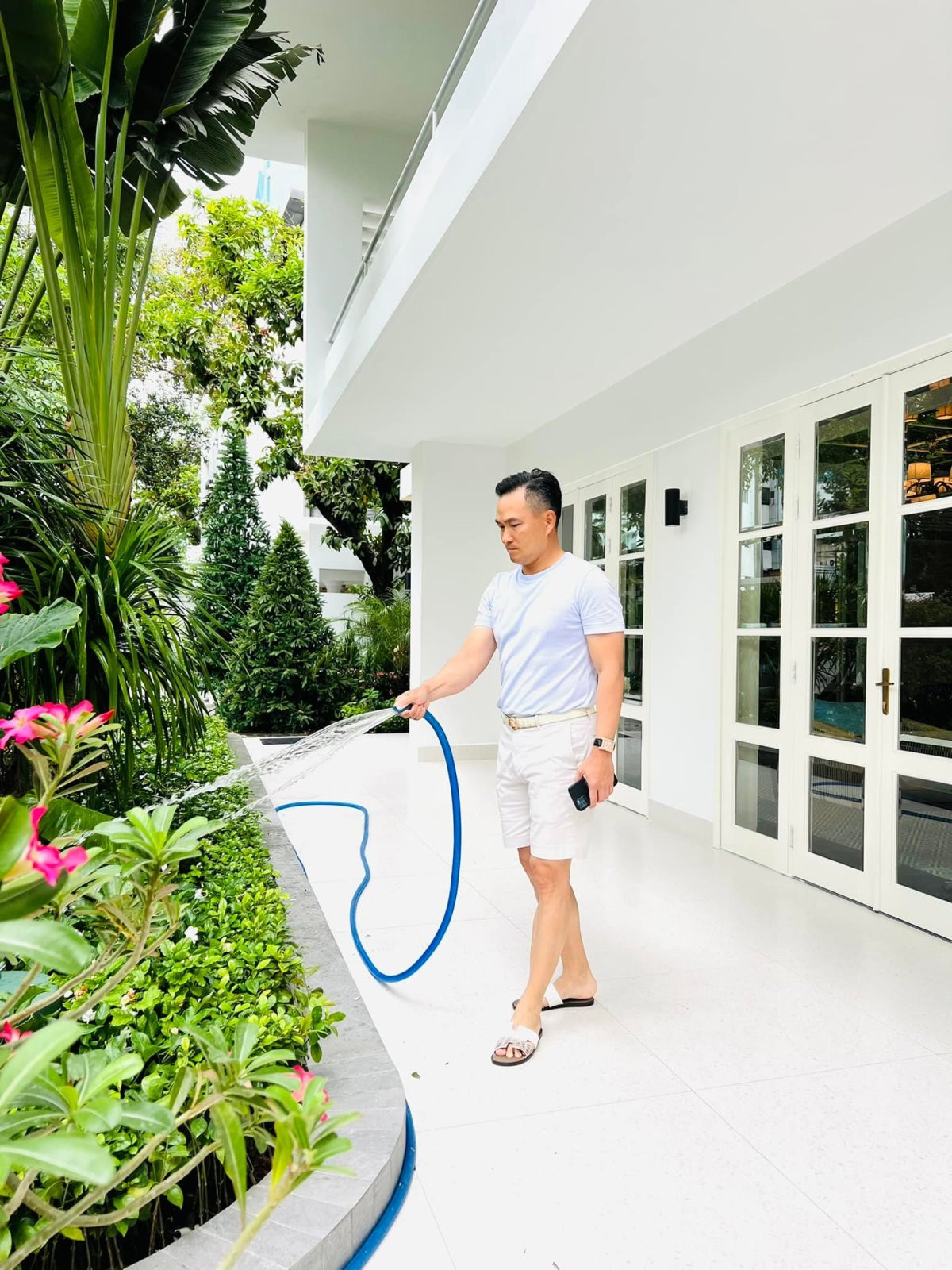 Chi Bảo chăm vườn trong villa 1.600 m2 - Ảnh 2.