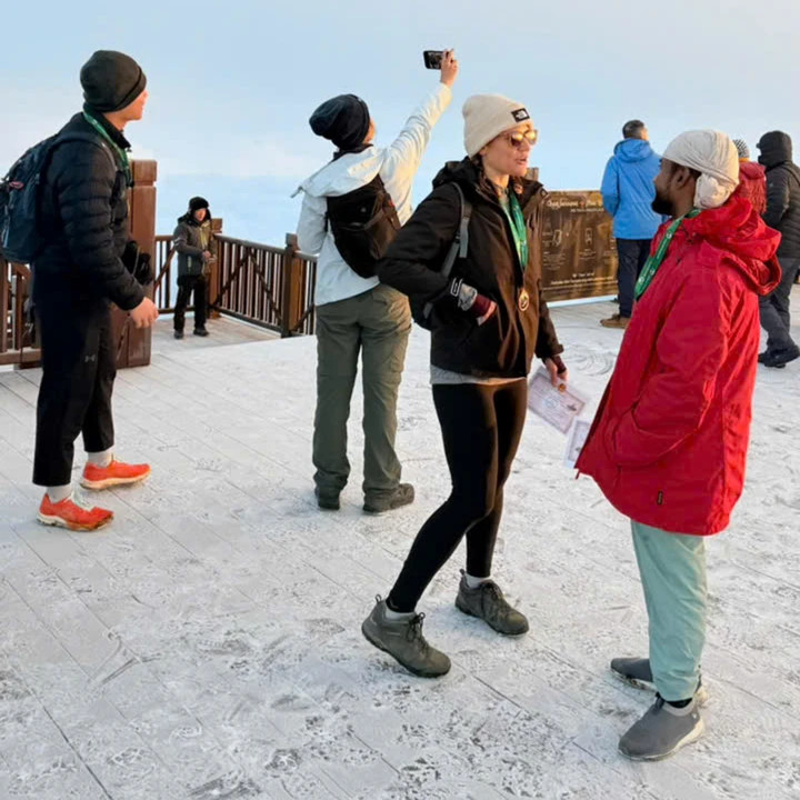 Đỉnh Fansipan xuất hiện lớp băng dày nhất từ đầu mùa đông, khi nhiệt độ giảm sâu 1-3°C. (Ảnh: Sun World Fansipan Legend)