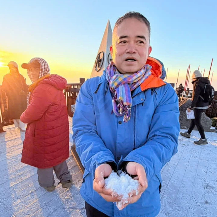 Du khách trải nghiệm băng giá tại đỉnh Fansipan. (Ảnh: Sun World Fansipan Legend)