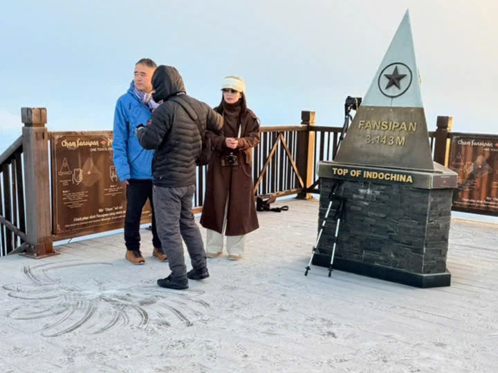 Khu vực đỉnh Fansipan xuất hiện băng giá sáng 25/12. (Ảnh: Sun World Fansipan Legend)