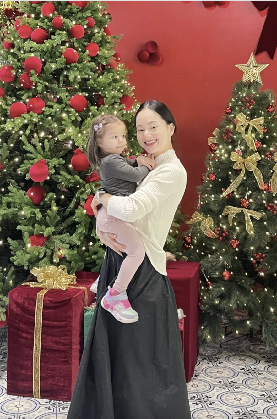 Gia đình nghệ sĩ Việt hạnh phúc đón Giáng sinh 2025 cùng những khoảnh khắc ấm áp - Ảnh 8.