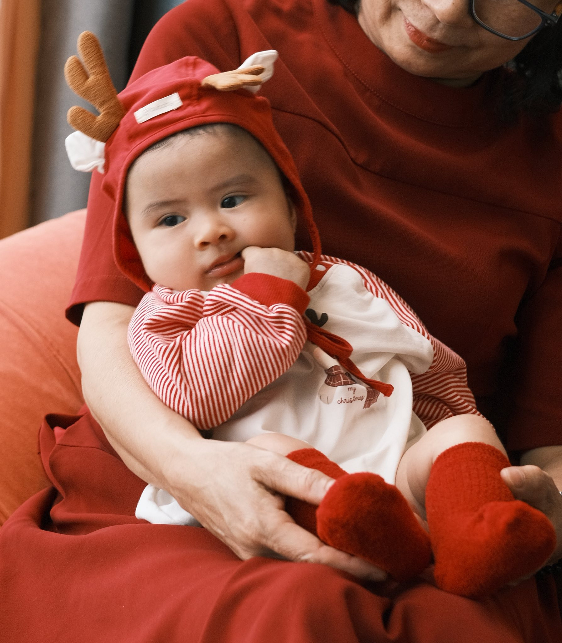 Khoảnh khắc Giáng sinh đầu tiên của bé Pi nhà Ngọc Hân đầy ấm áp và đáng yêu - Ảnh 5.