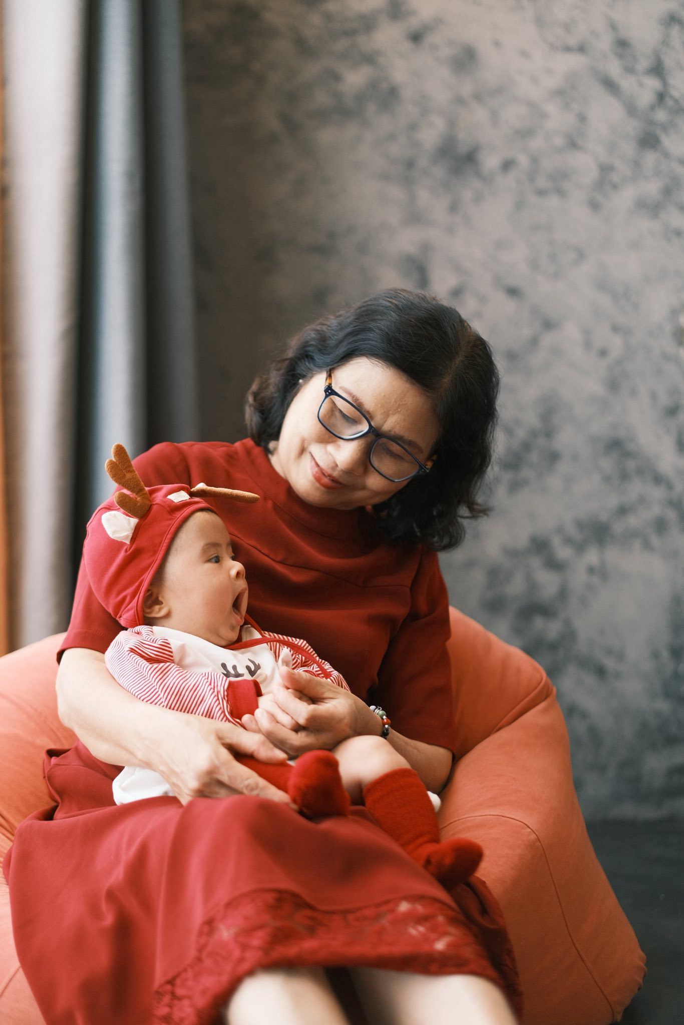 Khoảnh khắc Giáng sinh đầu tiên của bé Pi nhà Ngọc Hân đầy ấm áp và đáng yêu - Ảnh 4.