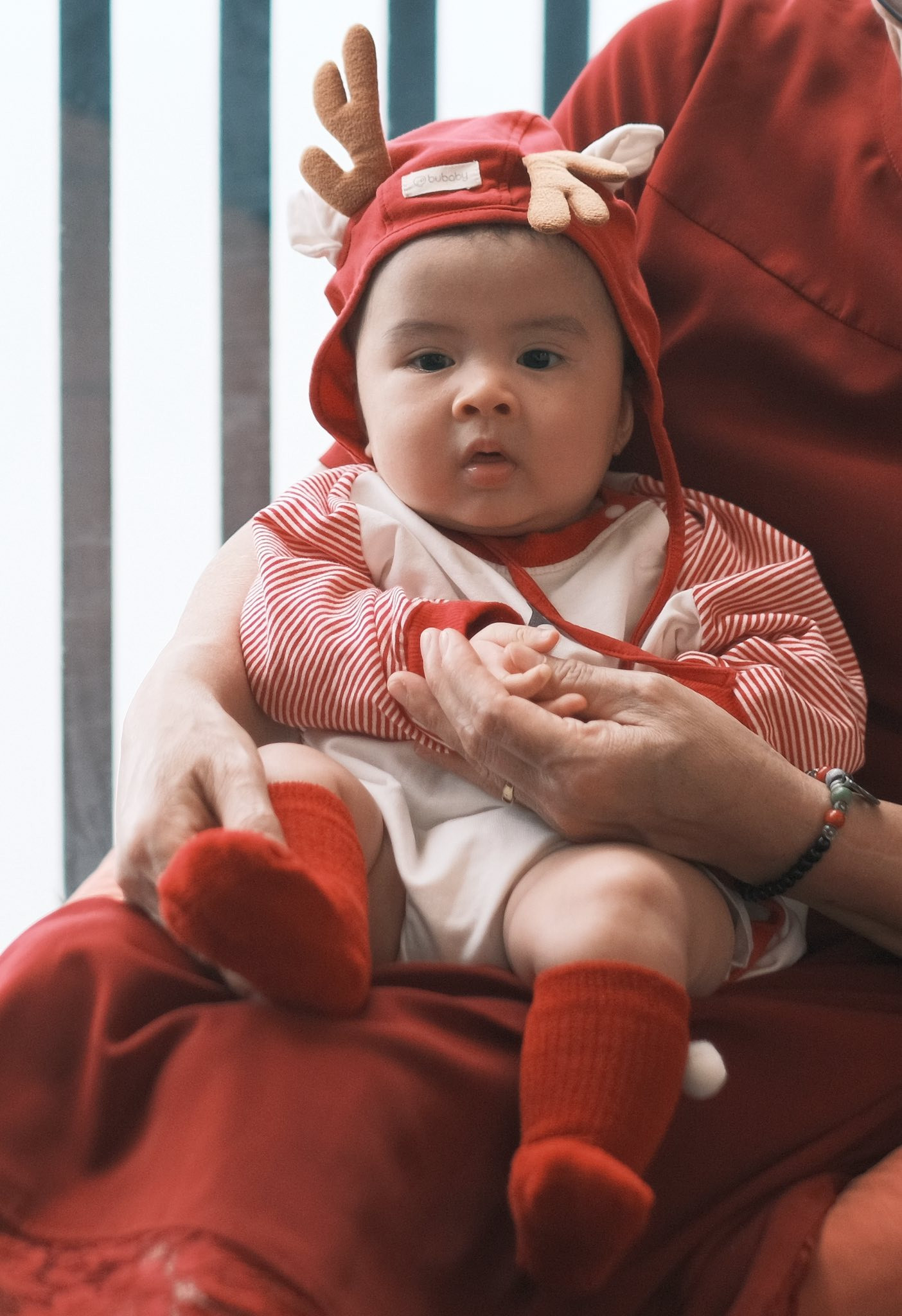 Khoảnh khắc Giáng sinh đầu tiên của bé Pi nhà Ngọc Hân đầy ấm áp và đáng yêu - Ảnh 6.