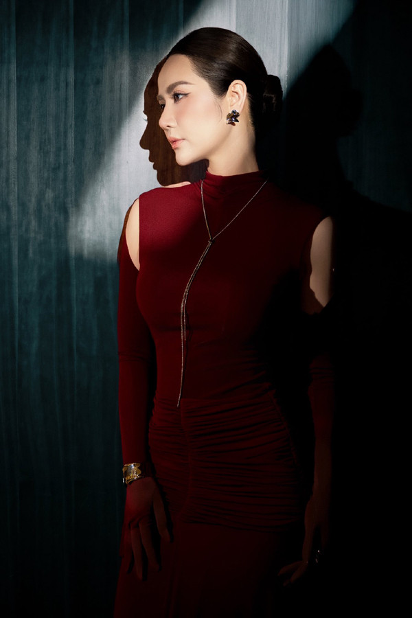 Nữ chính phim 'Cách em 1 milimet' đón giáng sinh với trang phục màu đỏ ngọt ngào - Ảnh 8.