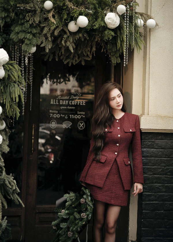 Nữ chính phim 'Cách em 1 milimet' đón giáng sinh với trang phục màu đỏ ngọt ngào - Ảnh 2.