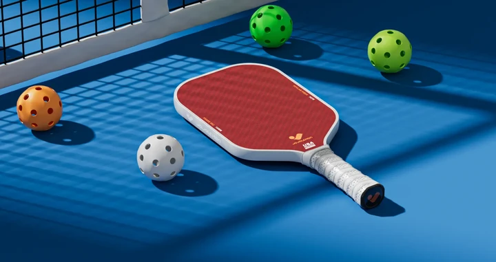 Nhờ chiếc vợt pickleball, tôi phát hiện ra vợ ngoại tình. (Ảnh minh họa: PickleOne)