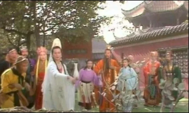 Bồ Tát dùng cành dương liễu nhúng vào bình Ngọc Tịnh, ban cho Ngộ Không nước Cam Lộ, lại truyền chú pháp để đem về cứu cây nhân sâm. (Ảnh: Sohu)