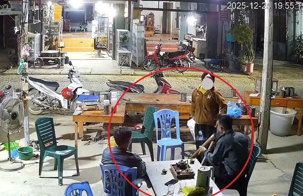 Cầm điếu cày đập người phụ nữ, người đàn ông nghi bị đâm tử vong  - Ảnh 1.