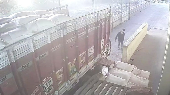 Cha lùi xe tải vô tình khiến con trai tử vong - Ảnh 1.