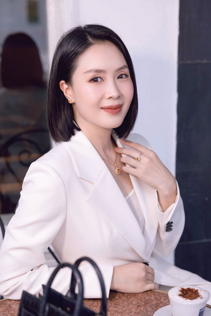 Để phù hợp vai diễn, nữ diễn viên đã cắt tóc ngắn, thay đổi phong cách.