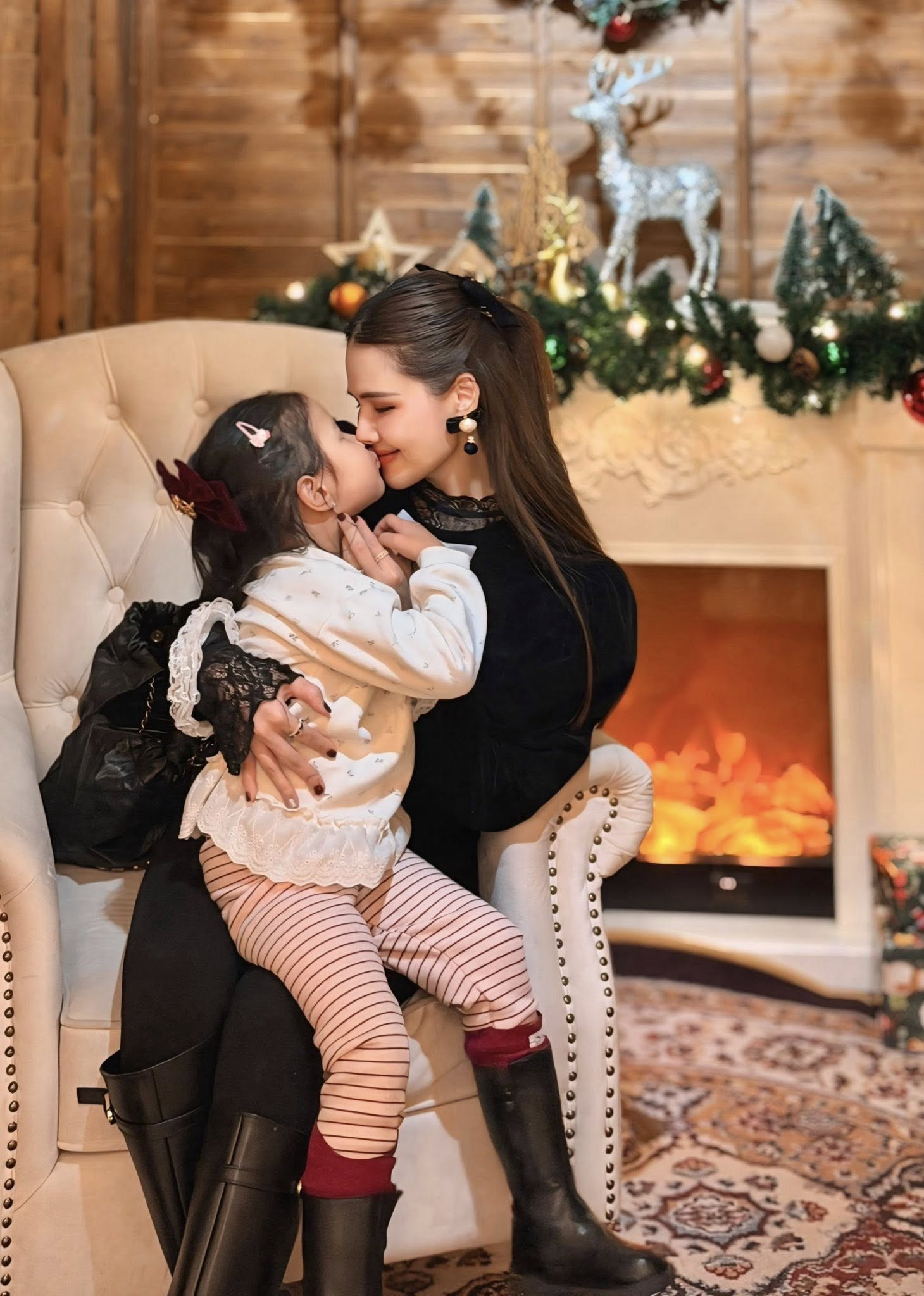 hai con cua phanh lee gay chu y trong bo anh giang sinh cung me 3aedb9ad19494ae6a53bdeab5475e129 1262.jpg