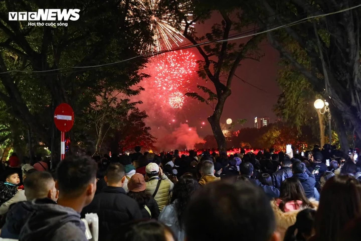 Người dân Hà Nội xem bắn pháo hoa đón năm mới ở Hồ Gươm. (Ảnh: Đắc Huy)