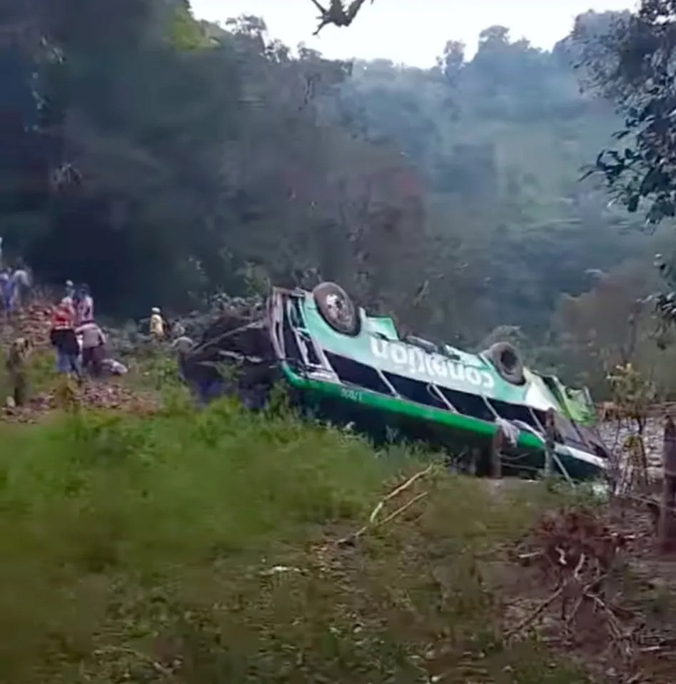 Xe buýt lao xuống vực sâu, 8 người tử vong thương tâm - Ảnh 1.