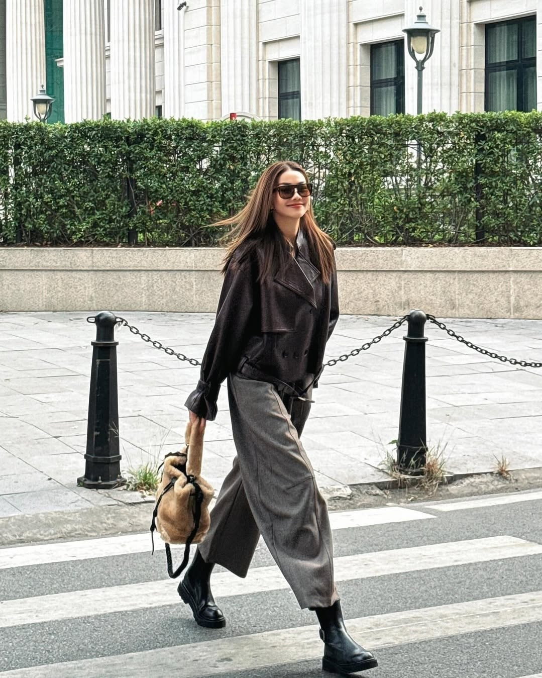 Xuống phố mùa đông với áo da đẹp như Tăng Thanh Hà, Hoa hậu Trần Tiểu Vy, Lương Thuỳ Linh - Ảnh 11.