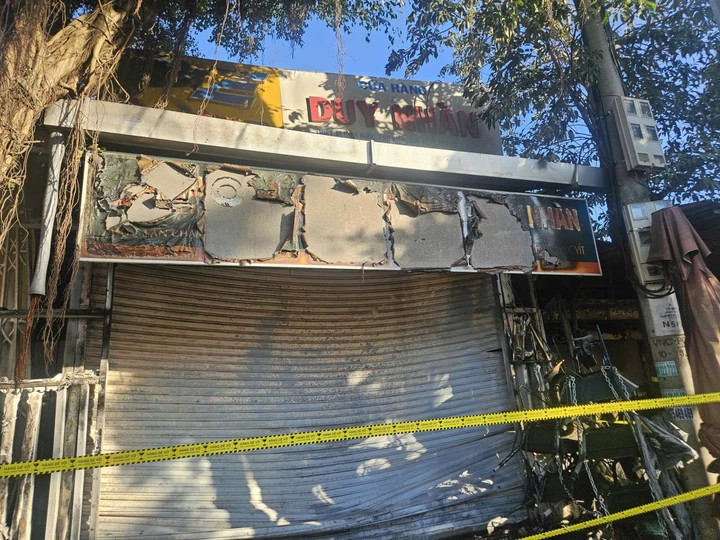 Công an phong tỏa hiện trường, điều tra vụ cháy.