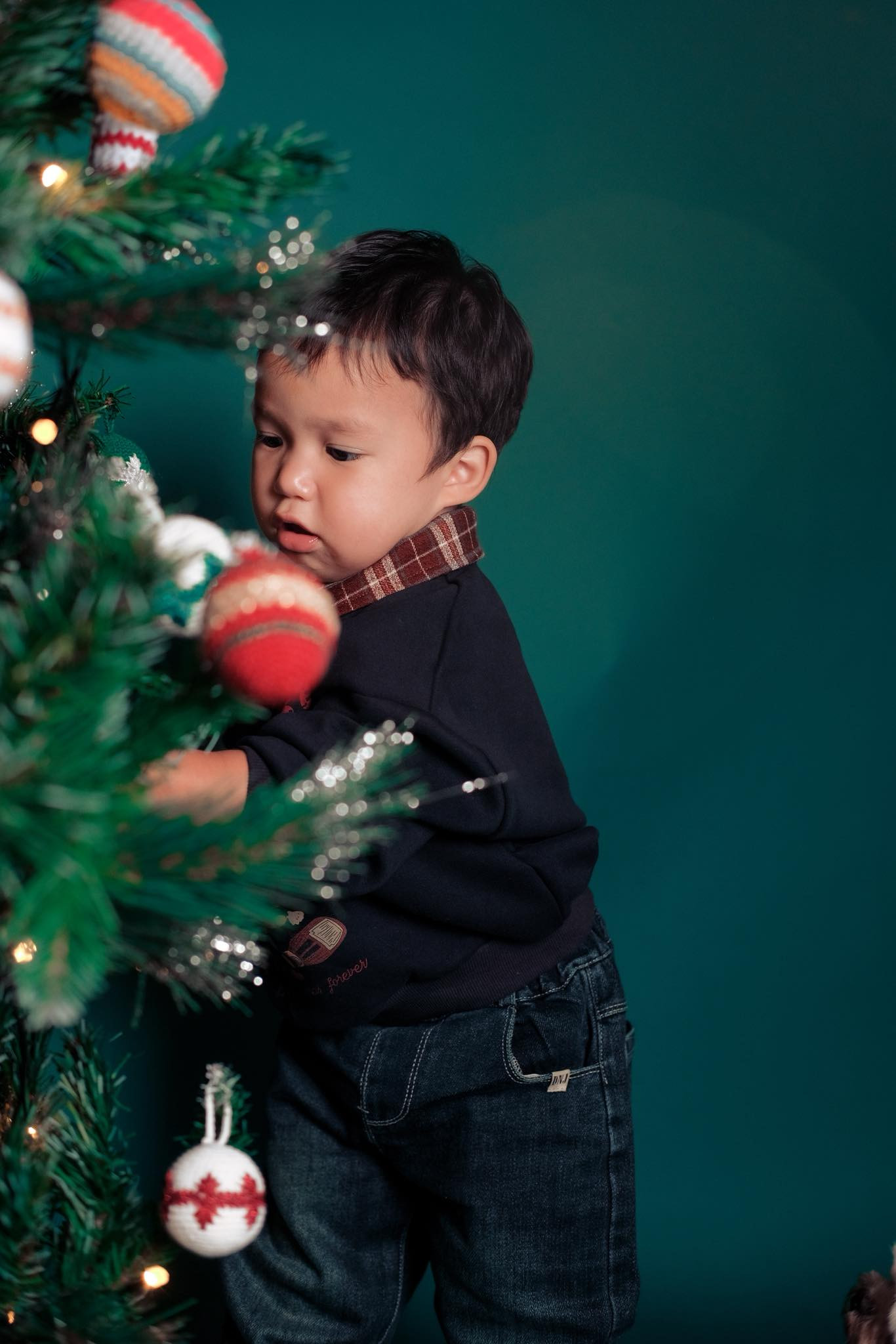 Con trai lai Tây nhà siêu mẫu Hà Anh đáng yêu trong bộ ảnh Giáng sinh - Ảnh 9.