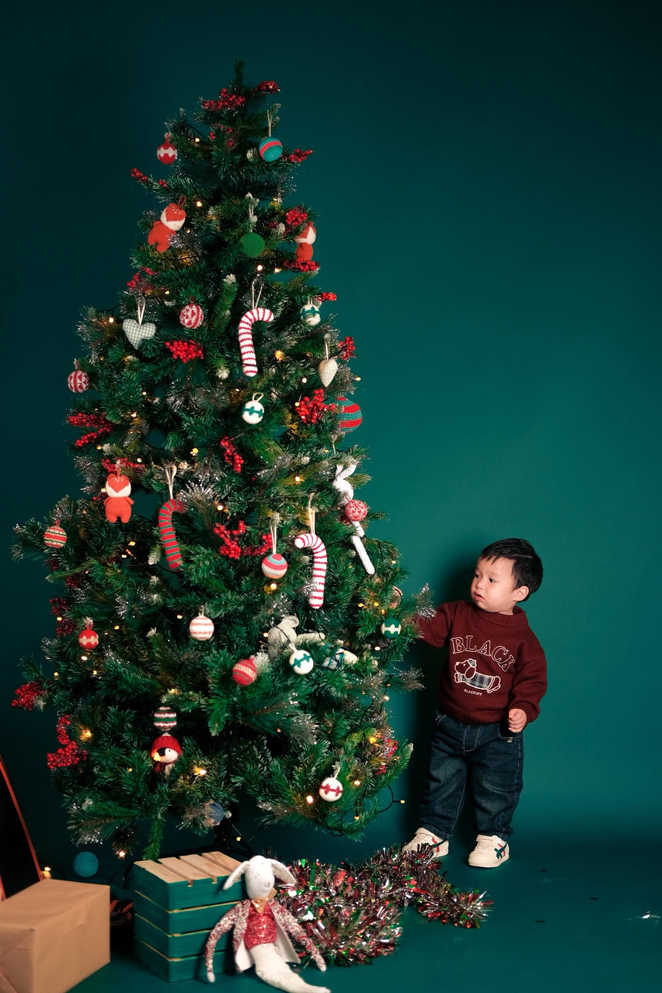 Con trai lai Tây nhà siêu mẫu Hà Anh đáng yêu trong bộ ảnh Giáng sinh - Ảnh 8.