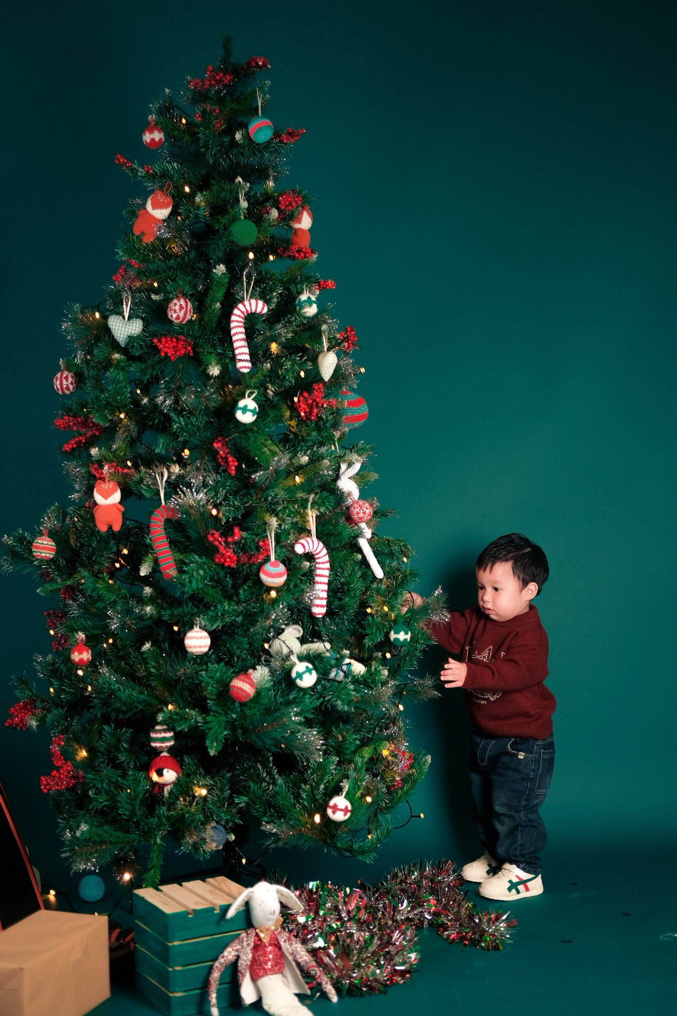 Con trai lai Tây nhà siêu mẫu Hà Anh đáng yêu trong bộ ảnh Giáng sinh - Ảnh 3.