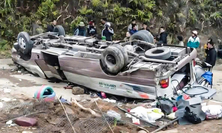 Chiếc xe gặp nạn là ô tô khách chở đoàn thiện nguyện từ Hà Nội lên điểm trường Tà Ghềnh. (Ảnh: Báo Lào Cai)