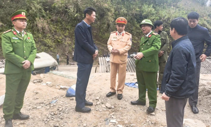 Ông Nguyễn Thế Phước, Phó Chủ tịch Thường trực UBND tỉnh Lào Cai trực tiếp đến hiện trường chỉ đạo công tác khắc phục hậu quả.