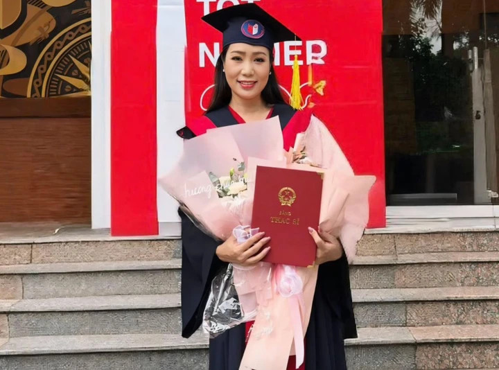 NSND Trịnh Kim Chi có bằng thạc sĩ và đang tiếp tục học lên tiến sĩ.