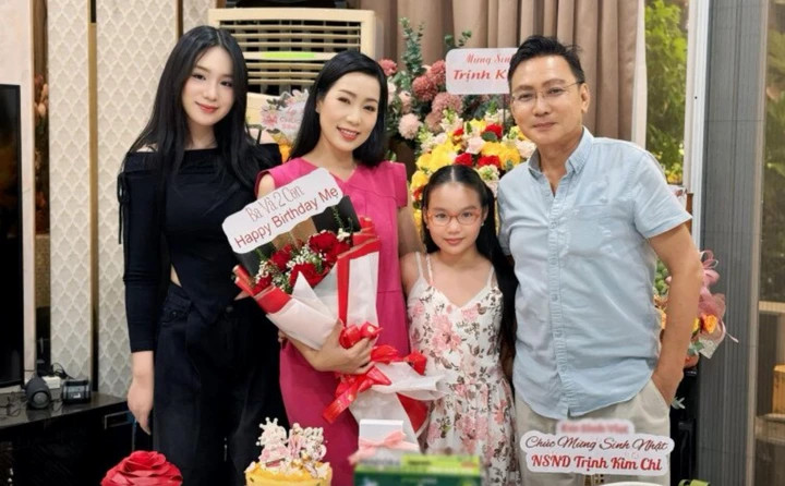 Á hậu Việt học tiến sĩ ở tuổi 54: Là giám đốc sân khấu kịch, hôn nhân viên mãn - 4