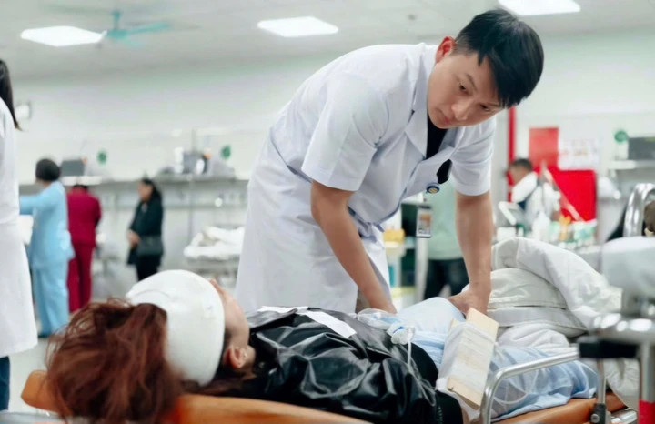 Thảo được các bác sĩ chẩn đoán tình trạng sức khỏe, điều trị vết thương tại bệnh viện Việt Đức.