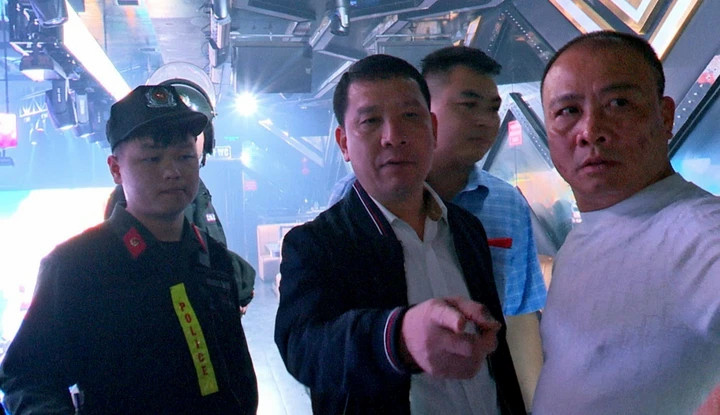 Đại tá Phan Văn Lý, Phó Giám đốc, Thủ trưởng Cơ quan Cảnh sát điều tra Công an tỉnh Ninh Bình trực tiếp đến hiện trường, chỉ đạo các lực lượng kiểm tra, bắt giữ đối tượng vi phạm về ma túy. (Ảnh: Công an tỉnh Ninh Bình)