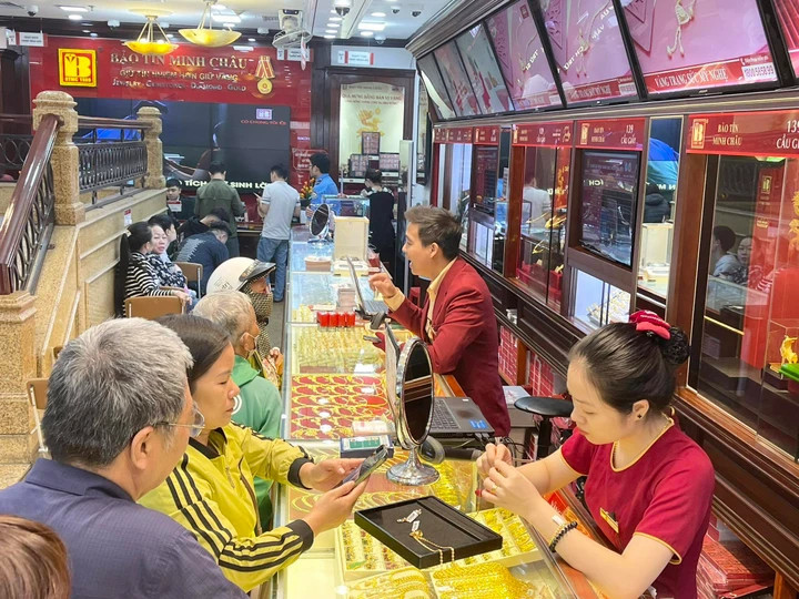 Giá vàng hôm nay tiếp tục đứng vững trên đỉnh cao. (Ảnh: Minh Đức).