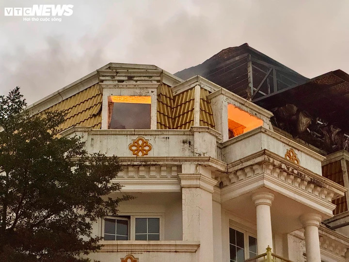 Lửa đỏ rực bao trùm dãy biệt thự liền kề ở Hà Nội - 3