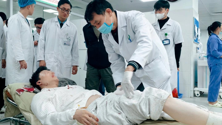 Bệnh nhân 37 tuổi chấn thương sọ não máu tụ ngoài màng cứng trán phải, gãy xương bả vai trái.