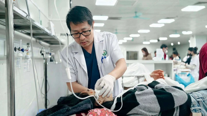 Bệnh nhân 24 tuổi theo dõi chấn thương sọ não, chấn thương hàm mặt, chấn thương vai phải, chấn thương cổ chân trái.