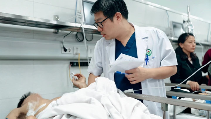 Bệnh nhân 29 tuổi chấn thương ngực kín đã dẫn lưu màng phổi, vết thương phức tạp tầng sinh môn. Người bệnh có chỉ định phẫu thuật cấp cứu.